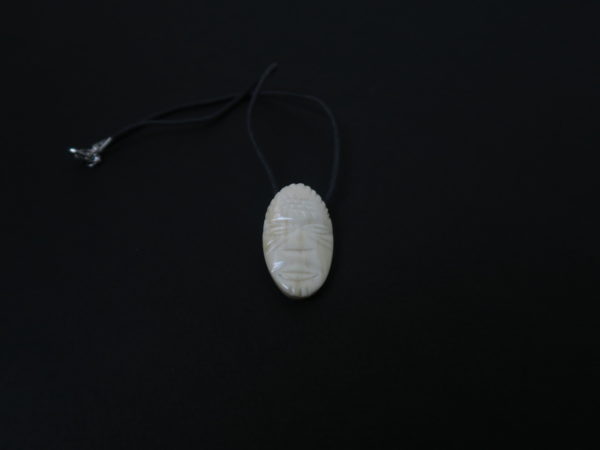 Masque blanc - pendentif en os