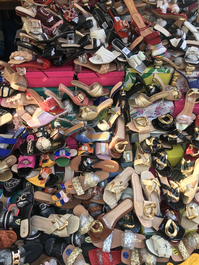 Stand de chaussures au marché de Lomé