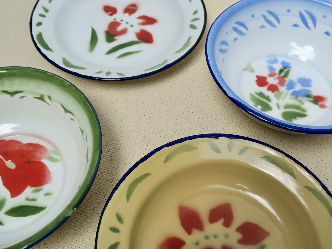 Assiettes en émail vintage